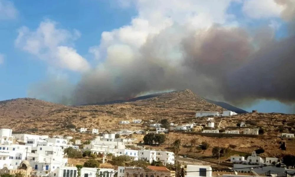 Μεγάλη φωτιά στην Ίο: Σπεύδουν πυροσβέστες από άλλα νησιά